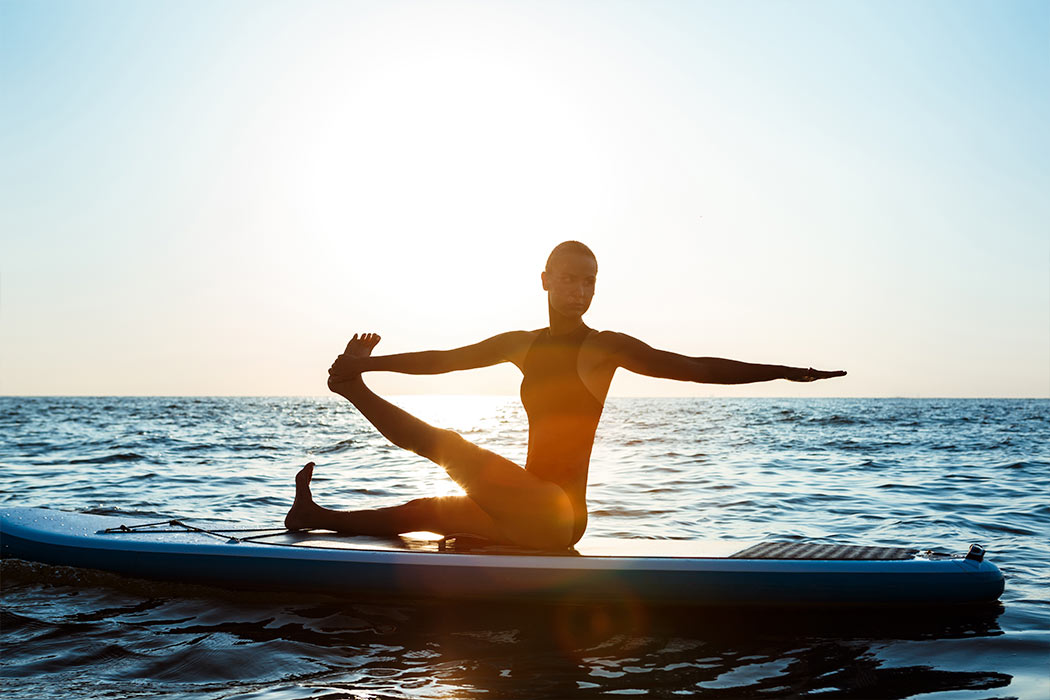 practicar-yoga-y-surf